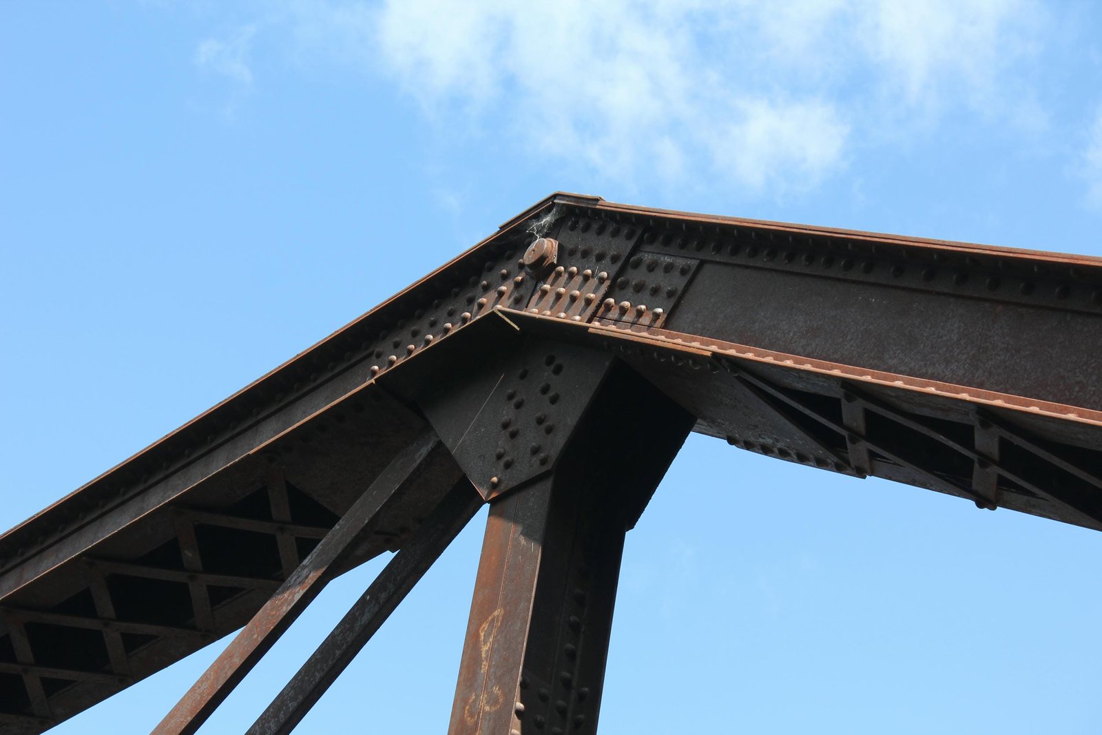 Upper angle connection
